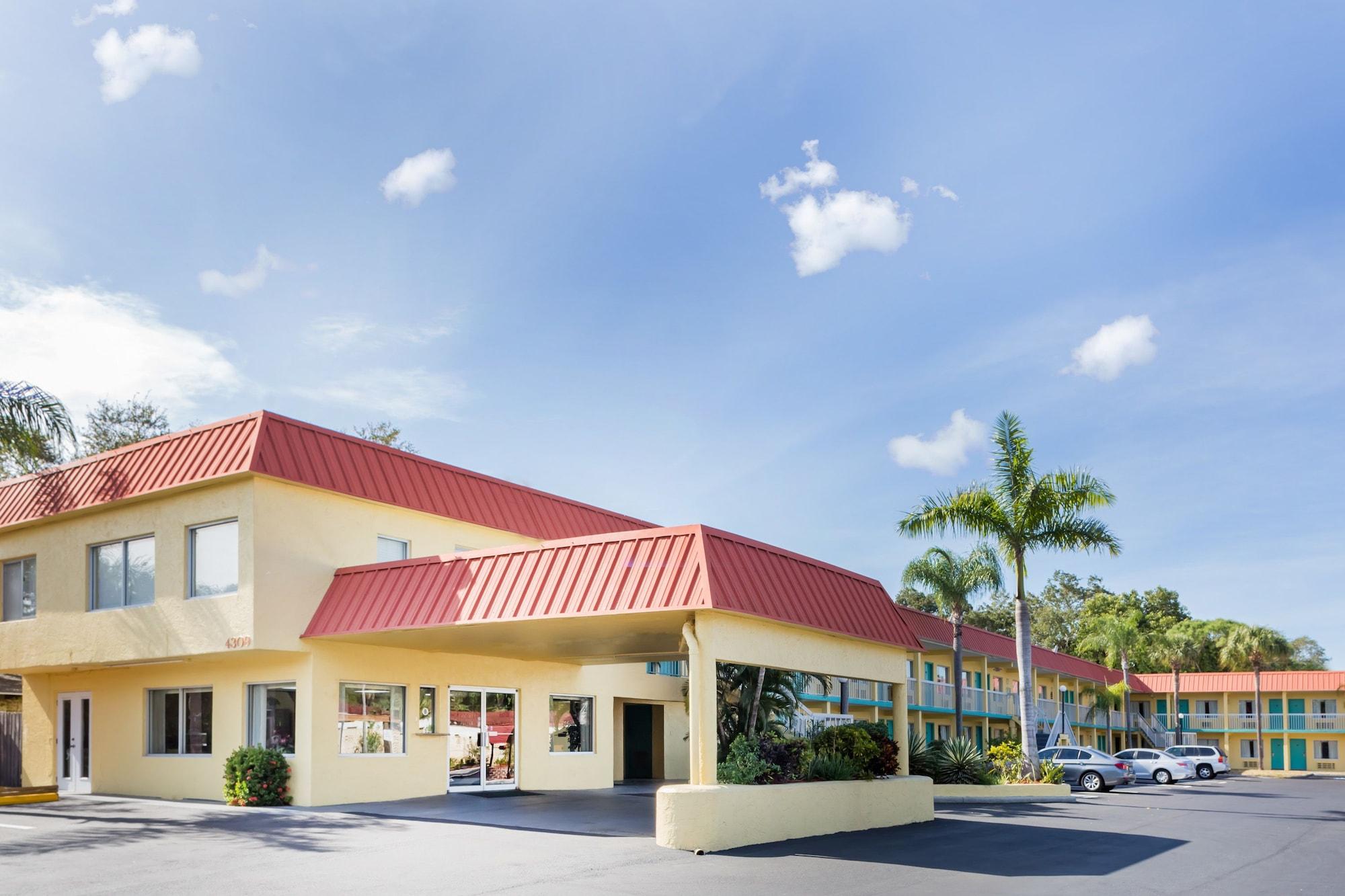 Мотель Super 8 By Wyndham Sarasota Near Siesta Key Экстерьер фото