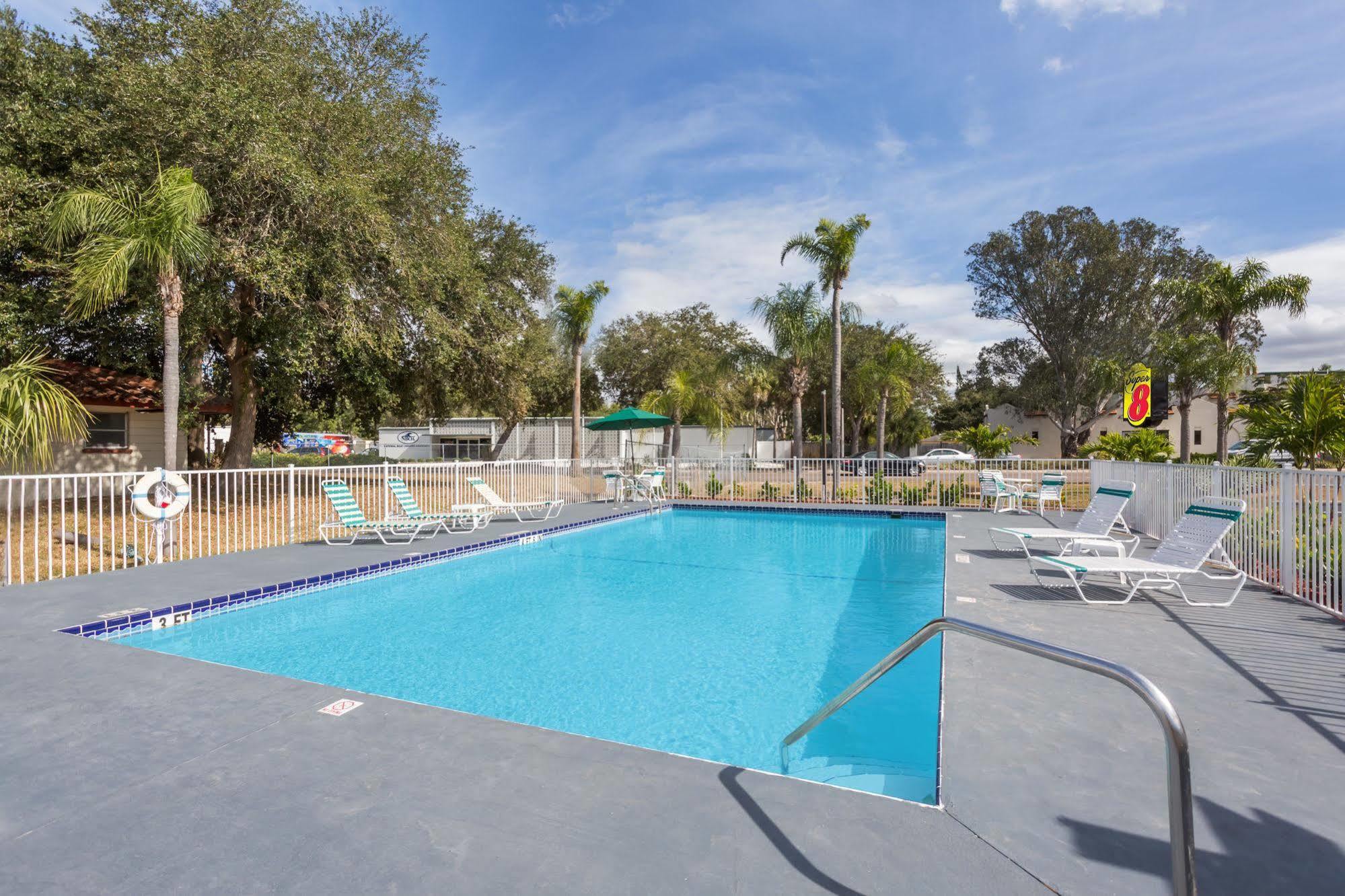 Мотель Super 8 By Wyndham Sarasota Near Siesta Key Экстерьер фото